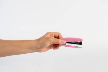 Beyaz arkaplanda pembe zımba var.