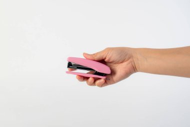 Beyaz arkaplanda pembe zımba var.