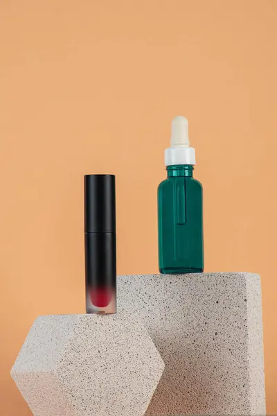 Siyah, boş, ince bir tüp. Rimel, dudak parlatıcısı, jöle, göz kalemi, yağ vs. Krema arka planında şık dekorları olan kozmetik paketler..