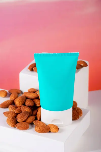 Renkli arka planda badem tohumlu tüp, şişe, losyon veya serum kozmetik ürünleri. 
