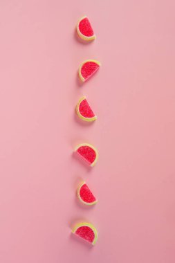 Pembe arka planda şekerle karışık meyveli jöle.