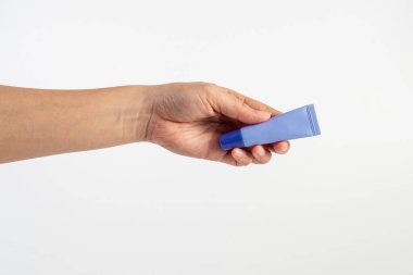 Beyaz arkaplanda krem, güneş kremi veya serum için mor paket.