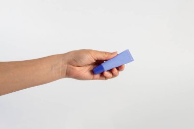 Beyaz arkaplanda krem, güneş kremi veya serum için mor paket.