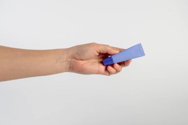 Beyaz arkaplanda krem, güneş kremi veya serum için mor paket.