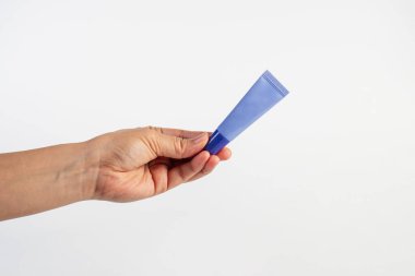 Beyaz arkaplanda krem, güneş kremi veya serum için mor paket.