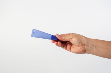 Beyaz arkaplanda krem, güneş kremi veya serum için mor paket.