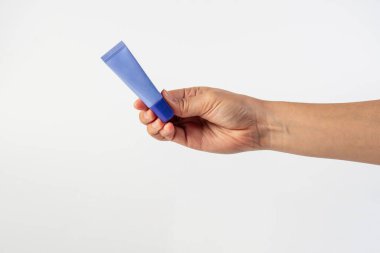 Beyaz arkaplanda krem, güneş kremi veya serum için mor paket.