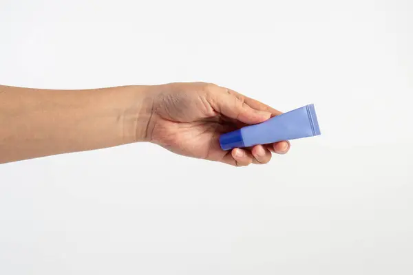 Beyaz arkaplanda krem, güneş kremi veya serum için mor paket.