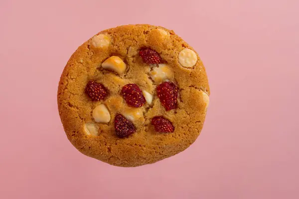 Fındıklı ve çilekli vanilyalı kurabiyeler pembe arka planda.