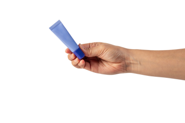 Şeffaf arkaplanda krem, güneş kremi veya serum için mor paket.