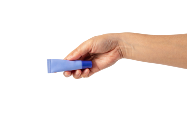 Şeffaf arkaplanda krem, güneş kremi veya serum için mor paket.