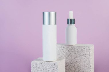 Krem veya losyon için plastik beyaz tüp. Cilt bakımı ya da güneş kremi kozmetik ürünleri mor arka planda şık dekorlar.