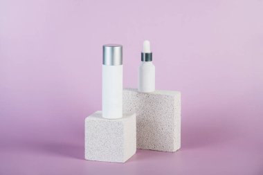 Krem veya losyon için plastik beyaz tüp. Cilt bakımı ya da güneş kremi kozmetik ürünleri mor arka planda şık dekorlar.