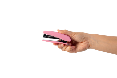 Elinde şeffaf arkaplanda pembe zımba var.