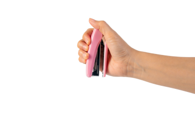 Elinde şeffaf arkaplanda pembe zımba var.