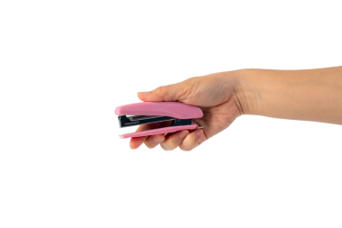 Elinde şeffaf arkaplanda pembe zımba var.