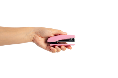 Elinde şeffaf arkaplanda pembe zımba var.