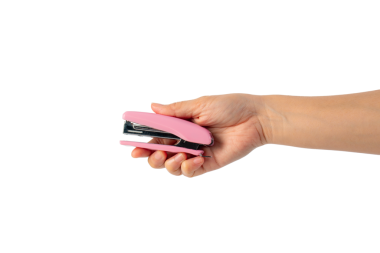 Elinde şeffaf arkaplanda pembe zımba var.