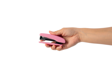 Elinde şeffaf arkaplanda pembe zımba var.