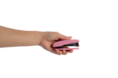 Elinde şeffaf arkaplanda pembe zımba var.