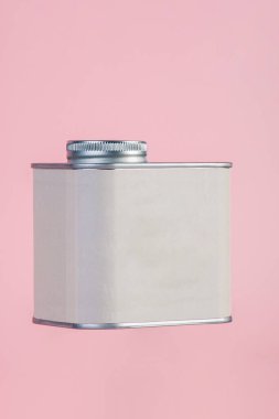 Pembe arka planda ambalaj için beyaz kutu.