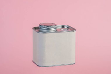 Pembe arka planda ambalaj için beyaz kutu.