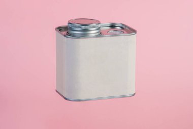 Pembe arka planda ambalaj için beyaz kutu.