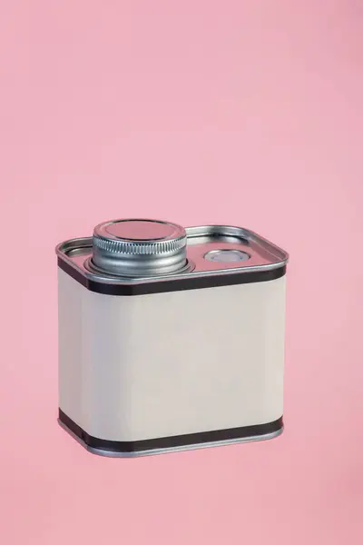 Pembe arka planda ambalaj için beyaz kutu.