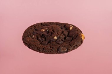 Üzerinde çikolata parçacıkları olan büyük bir çikolatalı kurabiye.