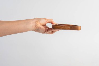 Beyaz zemin üzerinde ahşap plaka.