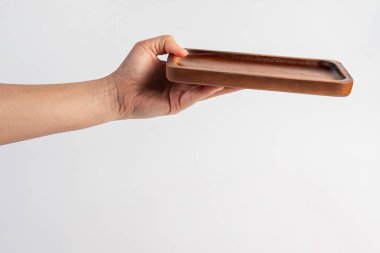 Beyaz zemin üzerinde ahşap plaka.