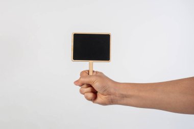Eldeki boş yazı tahtası beyaz arkaplanda izole edildi.
