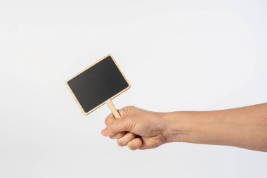 Eldeki boş yazı tahtası beyaz arkaplanda izole edildi.