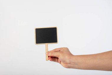 Eldeki boş yazı tahtası beyaz arkaplanda izole edildi.