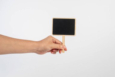 Eldeki boş yazı tahtası beyaz arkaplanda izole edildi.