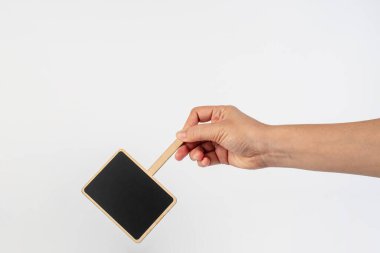 Eldeki boş yazı tahtası beyaz arkaplanda izole edildi.