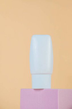 Krem veya losyon için plastik beyaz tüp. Cilt bakımı veya krem arka planda şık dekorlu güneş kremi kozmetiği.