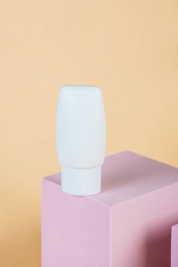 Krem veya losyon için plastik beyaz tüp. Cilt bakımı veya krem arka planda şık dekorlu güneş kremi kozmetiği.