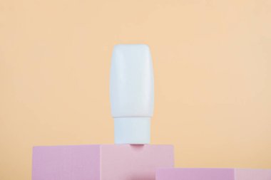 Krem veya losyon için plastik beyaz tüp. Cilt bakımı veya krem arka planda şık dekorlu güneş kremi kozmetiği.