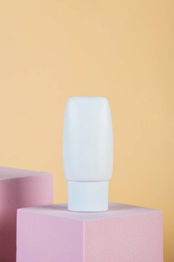 Krem veya losyon için plastik beyaz tüp. Cilt bakımı veya krem arka planda şık dekorlu güneş kremi kozmetiği.