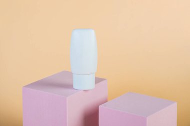 Krem veya losyon için plastik beyaz tüp. Cilt bakımı veya krem arka planda şık dekorlu güneş kremi kozmetiği.