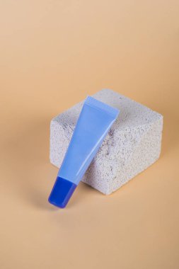 Krem, güneş kremi veya serumu için mor ambalaj krem arka planda şık aksesuarlarla.