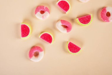 Krema arkaplanındaki şekerle karışık meyve jölesi.