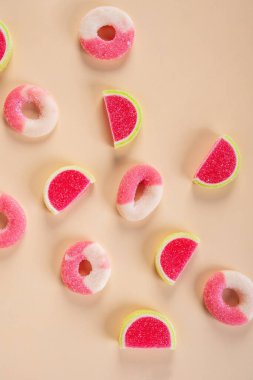 Krema arkaplanındaki şekerle karışık meyve jölesi.