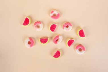 Krema arkaplanındaki şekerle karışık meyve jölesi.