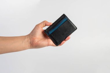 Beyaz arkaplanda elinde kart tutucu cüzdanı