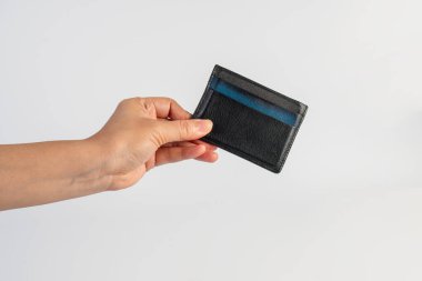 Beyaz arkaplanda elinde kart tutucu cüzdanı
