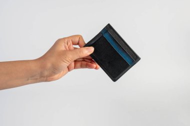 Beyaz arkaplanda elinde kart tutucu cüzdanı