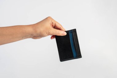 Beyaz arkaplanda elinde kart tutucu cüzdanı