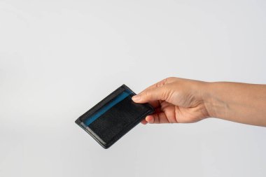 Beyaz arkaplanda elinde kart tutucu cüzdanı